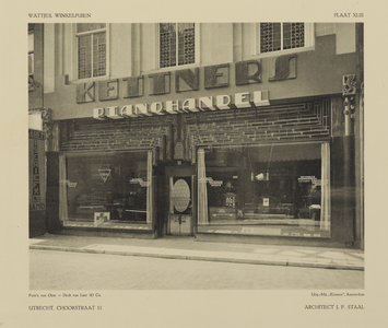 300188 Gezicht op de etalage van Kettners Pianohandel (Choorstraat 11) te Utrecht.